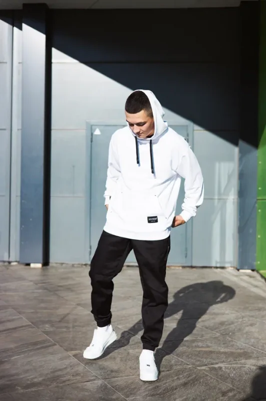 Уличные тренды с учетом погоды и сезона: как оставаться стильным и комфортным в любую погоду