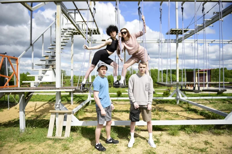 Искусство комбинирования уличной одежды: как объединить спортивный, классический и романтический стили в одном образе